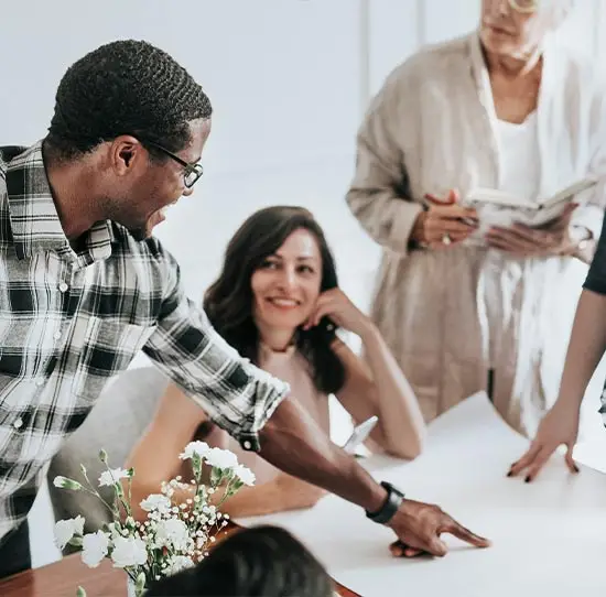 Équipe de collaborateurs avec 10 ans d'expérience